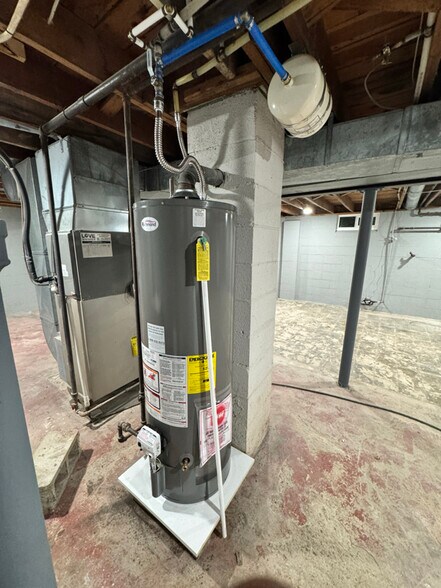 Building Photo - 1400 E Hanna Ave