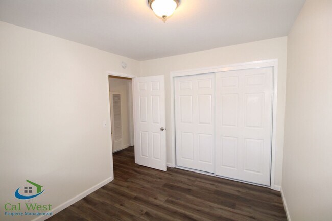 Building Photo - $2495 - 2 Bed 1.5 Remodeled 2 Story Towhn Home Near Keily and Saratoga