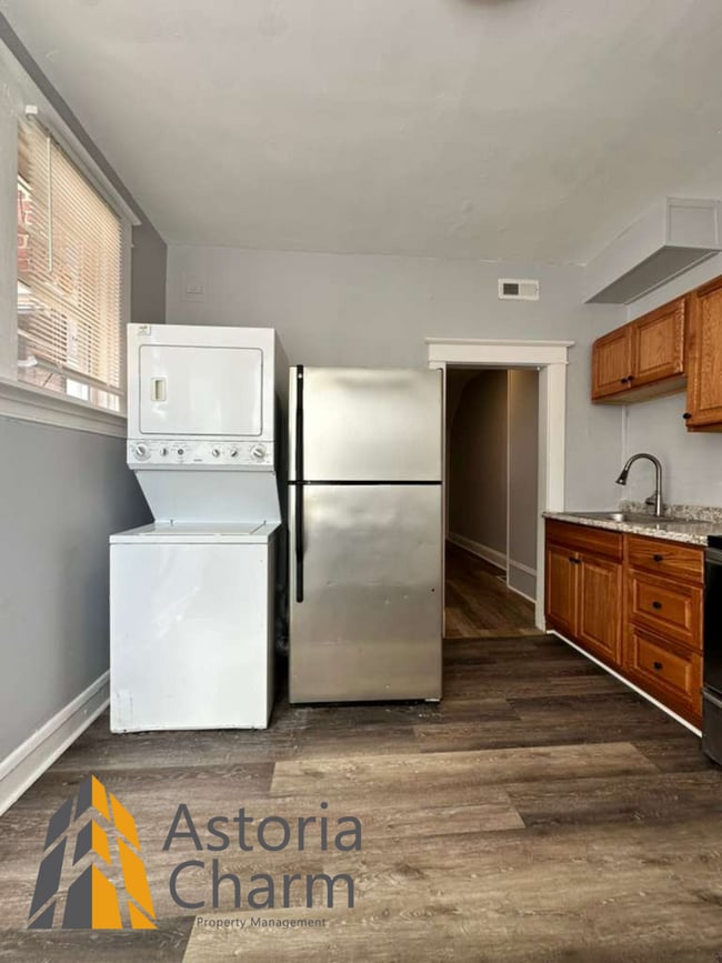 Building Photo - 4 Bedroom or 3 Bedroom with Den Home with First Floor Bedroom on Homestead Street