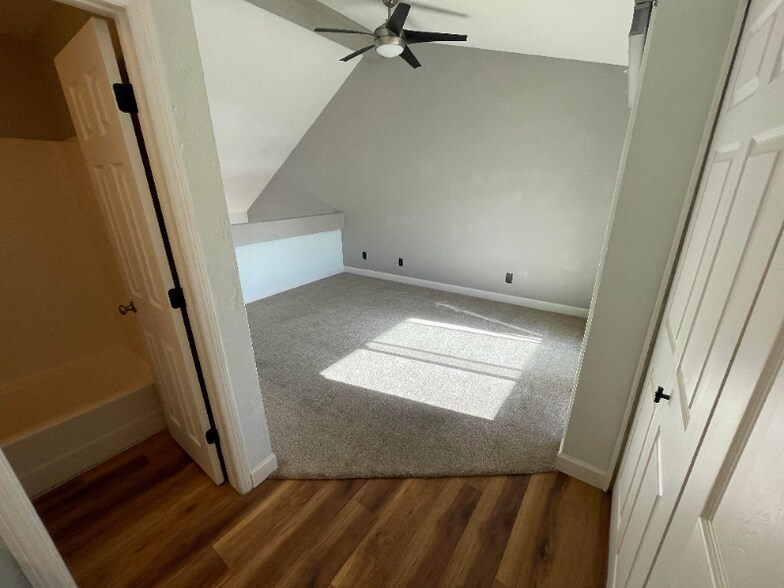 Building Photo - 4240 N Longview Ave