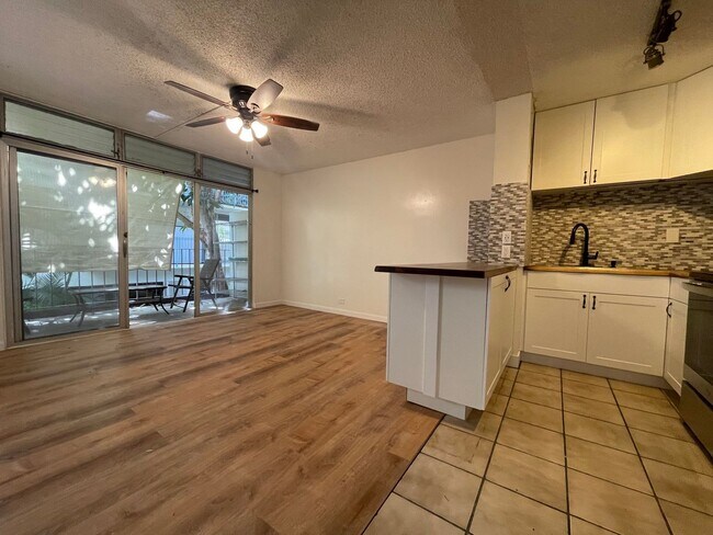 Building Photo - 1 Bed / 1 Bath at University Court, directly across from UH Manoa.