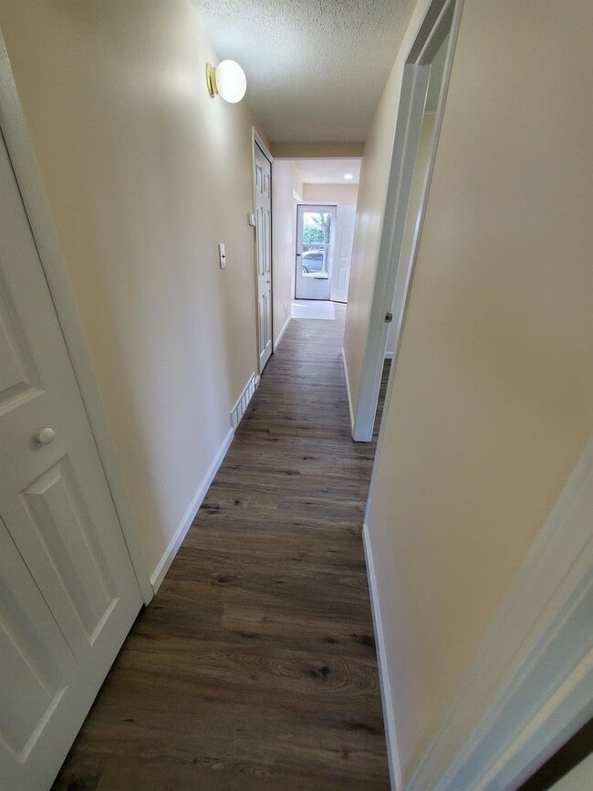 Building Photo - Updated 3 Bedroom Ranch w/ Tiled Flooring ...