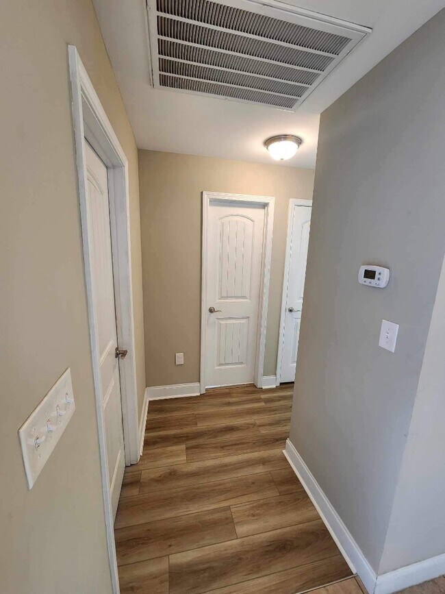 Building Photo - 215 Leadoff Dr