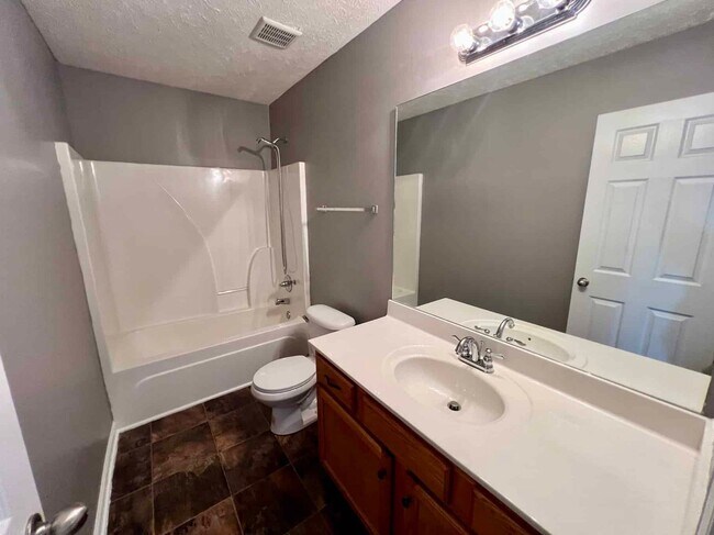 Building Photo - 3 Bed 2 Bath Brick Ranch *Fenced Backyard* in Christiana