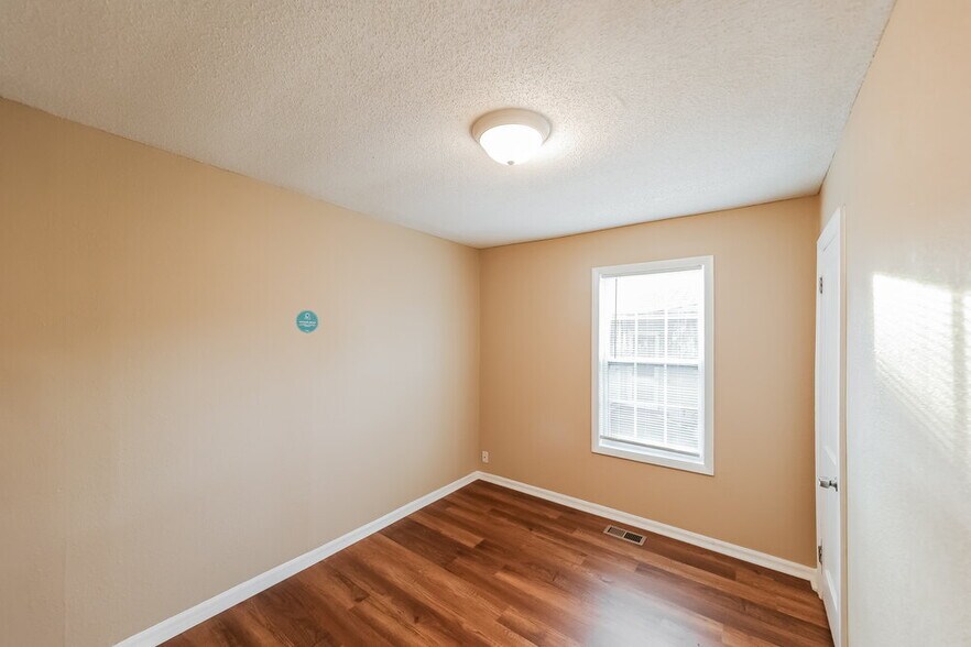 Building Photo - 2512 Circle Dr