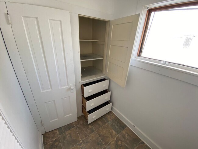 Building Photo - 3 Bedroom house available now!