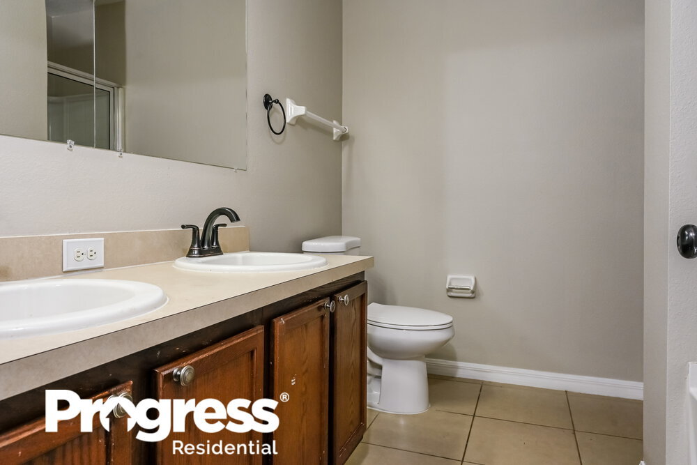 Building Photo - 6881 Glenbrook Dr