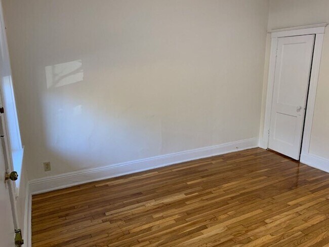 Building Photo - Huge 2 bed unit with the landlord paying the broker's fee for 9/1!!