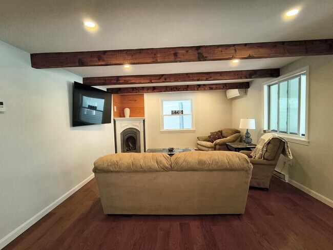 Building Photo - 1330 Lake St