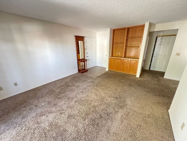 Building Photo - Spacious 2 bedroom 2nd floor unit