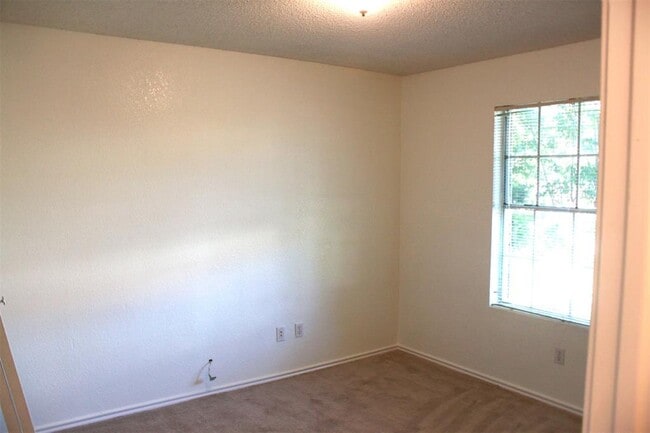 Building Photo - 1008 Disraeli Cir