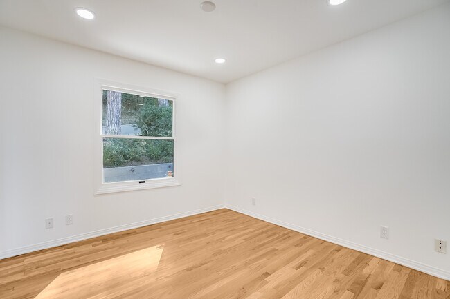 Building Photo - 15851 Mulholland Pl