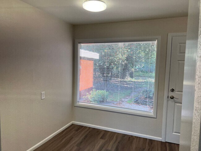Building Photo - Updated 2-bedroom duplex in Thurston!