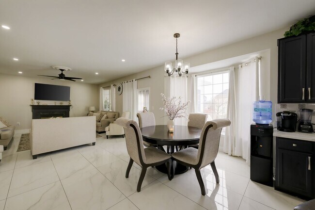 Building Photo - Luxurious Single Family Home in Emerald Farm