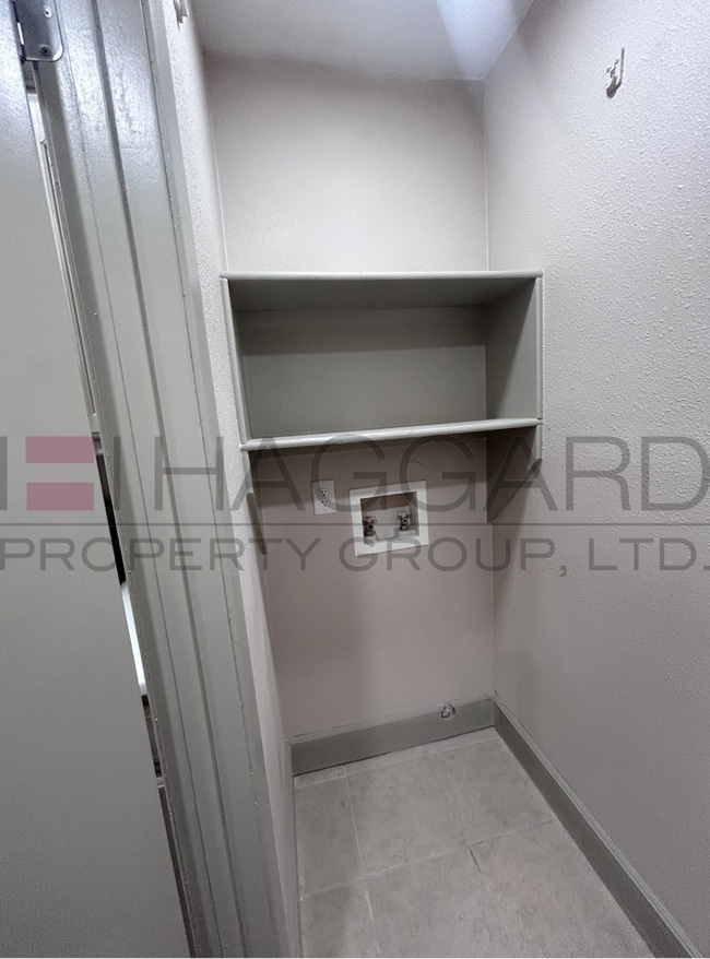 Building Photo - Newly Renovated 2 Bedroom, 2 Bath Duplex — Move-In Ready!