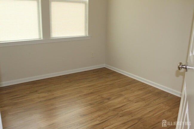 Building Photo - 6 Bond St