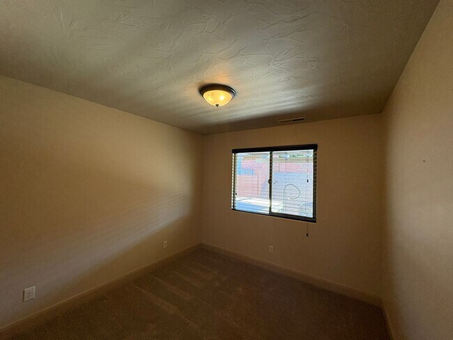 Building Photo - Beautiful Home In Hurricane