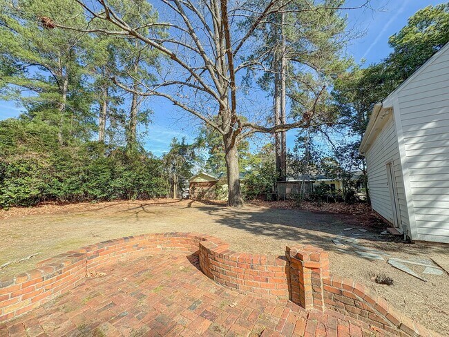 Building Photo - FIRST TWO WEEKS RENT FREE! 3 Bedroom 2 Bathroom with Detached Garage