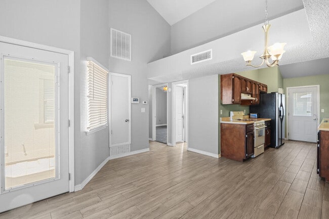 Building Photo - 10901 Highwood Way
