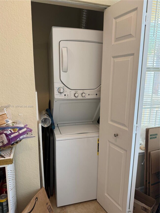 Building Photo - 860 N Orange Ave