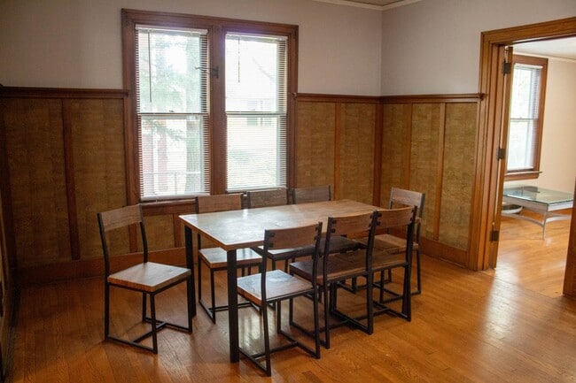 Building Photo - AVAILABLE FOR AUGUST 2026!  Large house ne...