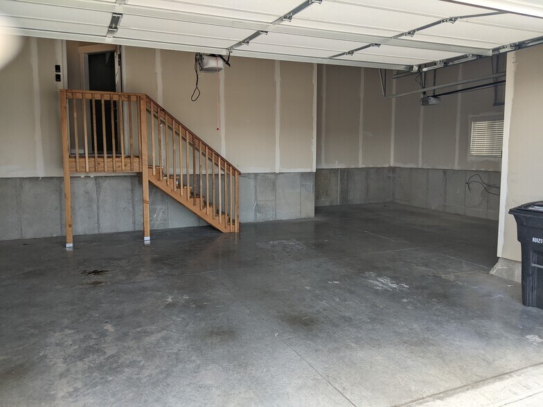3 Car Garage - 889 E 600 N