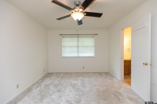 Building Photo - 1707 Sampson Dr