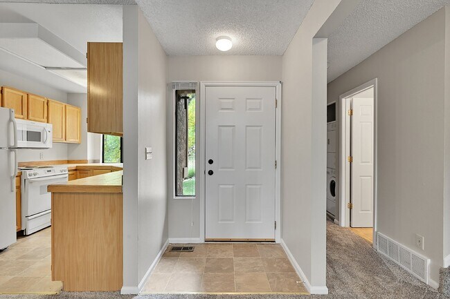 Building Photo - $1,850.00, 2 bed, 2 bath, located in Color...