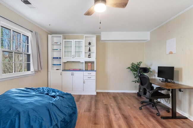 Building Photo - 710 SE Maynard Rd