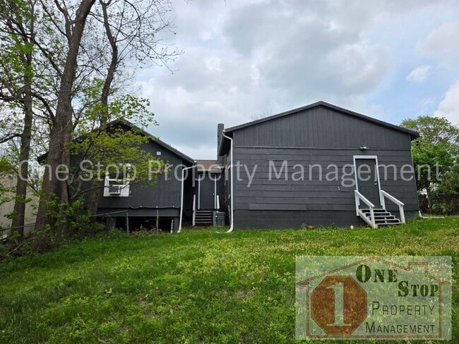 Building Photo - Beautiful 4 Bedroom 2 Bathroom in Kansas City!