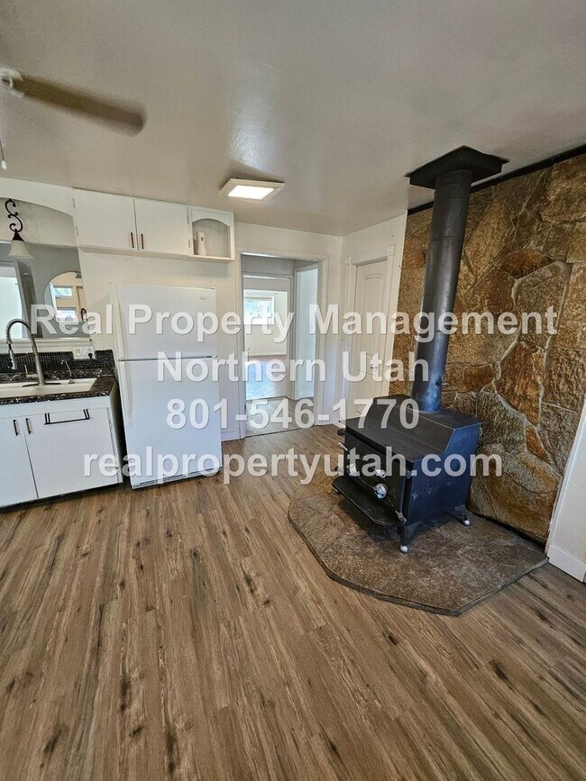 Building Photo - 3 Bedroom 1 Bath Home Now Available in Ogden