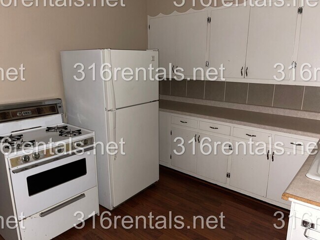 Building Photo - $650 - 1 bed 1 bath - Duplex