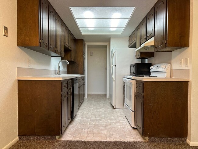 Building Photo - 3 Bedroom 2 Bathroom Single Story Home