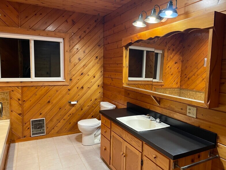 Building Photo - 5185 Samuelson Rd