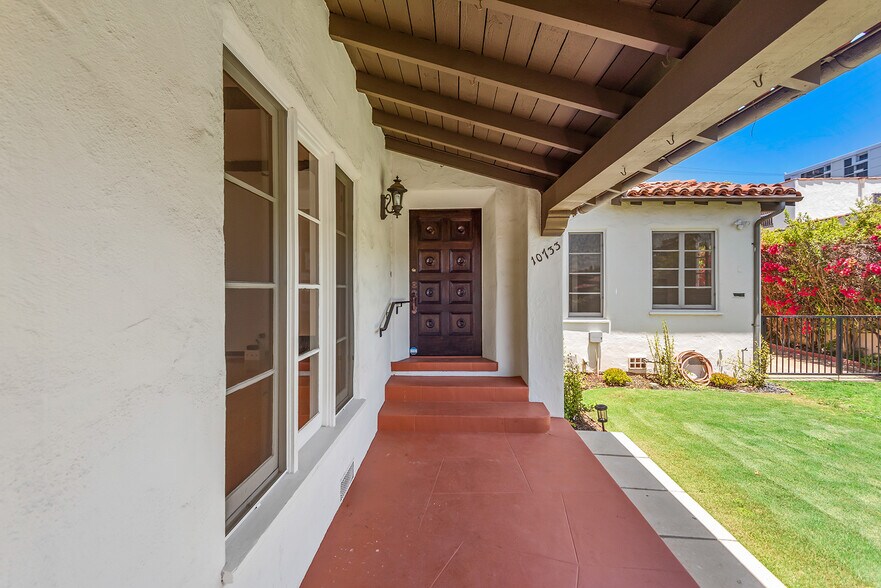 Building Photo - 10733 Wellworth Ave
