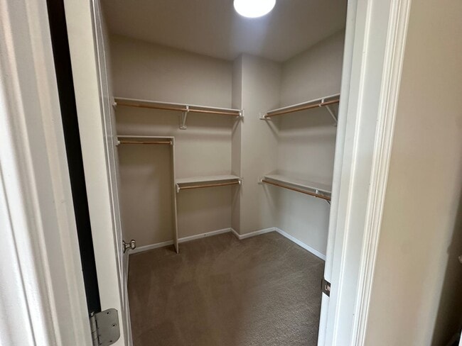 Building Photo - Home located in a gated Lakefront community with 3 swim areas & a boat dock