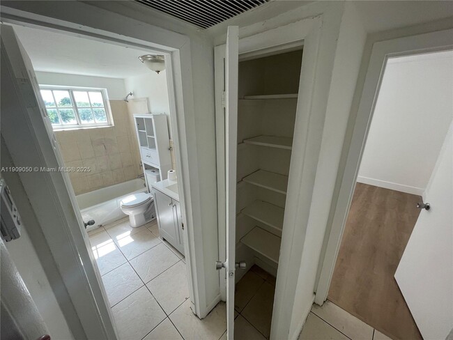 Building Photo - 13700 NE 6th Ave