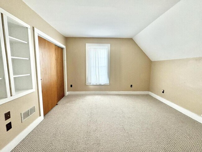 Building Photo - 14 Maple St