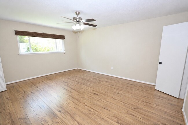Building Photo - 9422 Claridge Dr