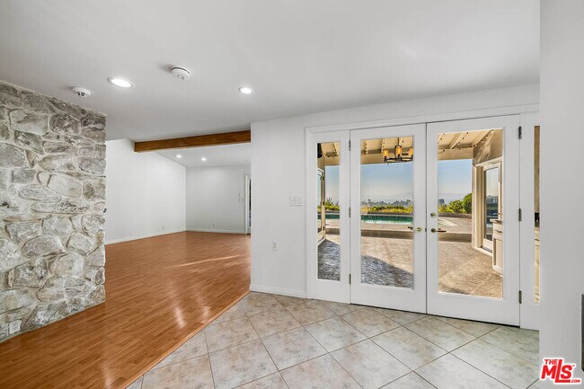 Building Photo - 3115 Dona Susana Dr