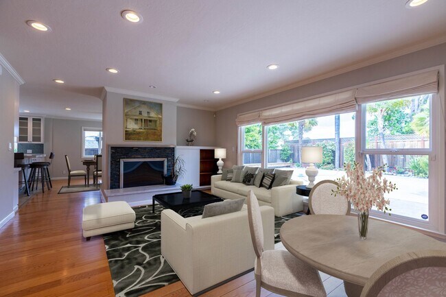 Building Photo - 10 - 22 Month FURNISHED Lease: Bring Indoor/Outdoor Living HOME with this 3bd+/2.5ba plus Pool & ...