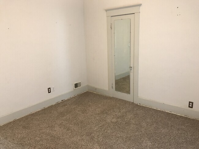 Building Photo - One of a kind ranch home with lake mountain views!