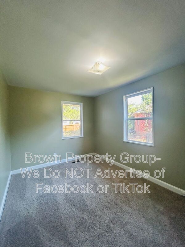 Building Photo - 486 McBain Dr