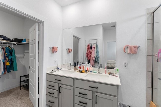 Building Photo - 3204 Egan Dr