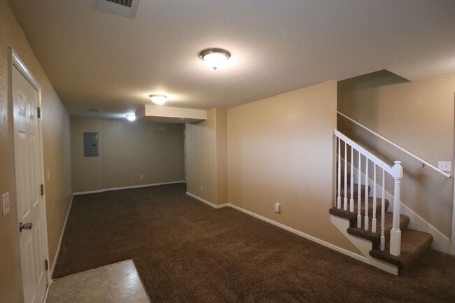 Building Photo - Spacious Town home for rent!