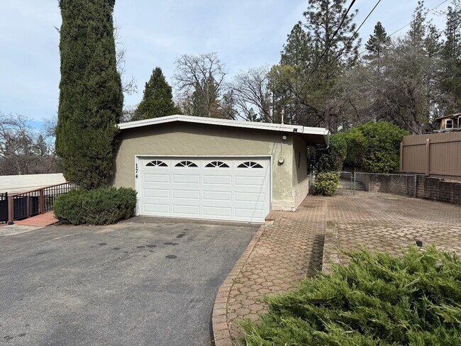 Building Photo - 174 Sunset Ln