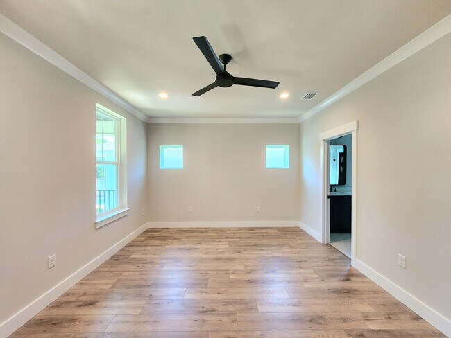 Building Photo - Stunning new executive home in Gulf Shores!