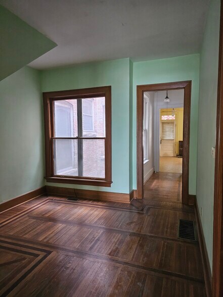 Building Photo - 211 W 9th St