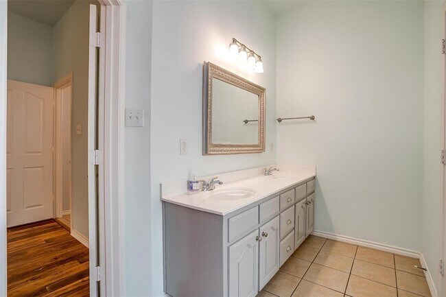 Building Photo - 750 Shady Tree Ct