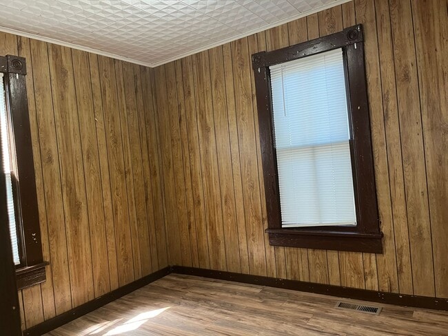 Building Photo - Nice 2 Bedroom 1 bath home